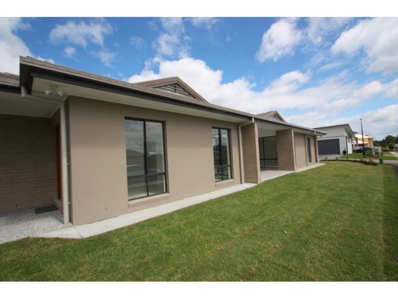 44 Grant Av, Hope Island QLD 4212