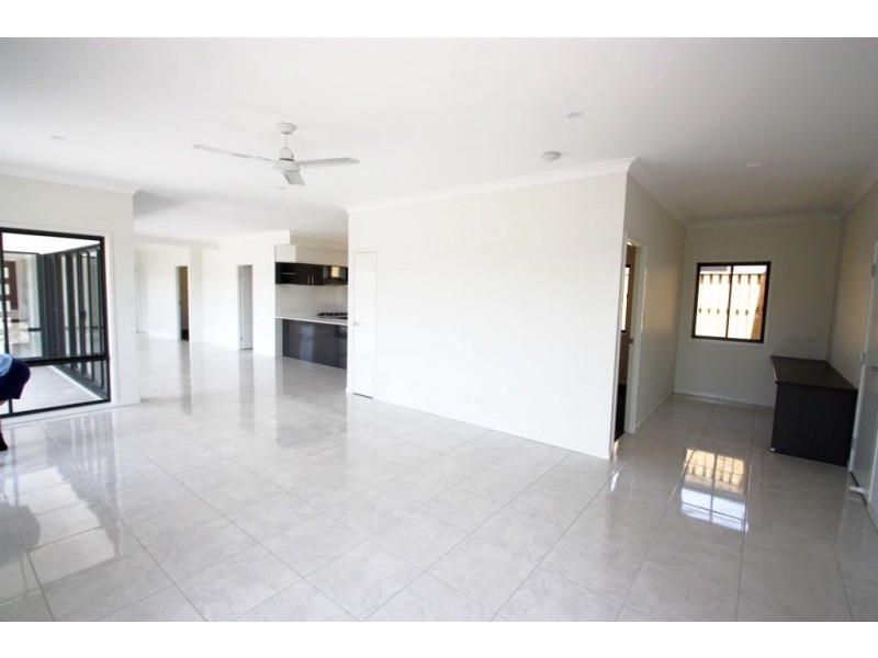 44 Grant Av, Hope Island QLD 4212