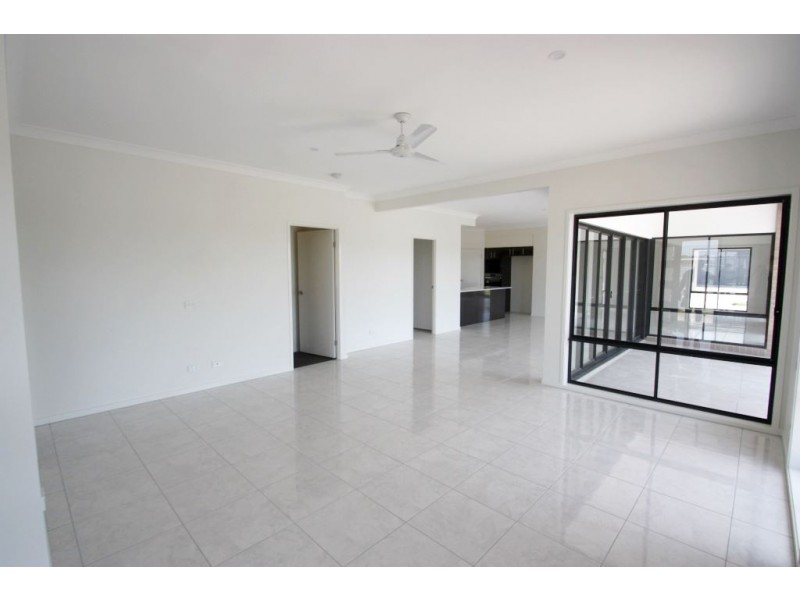 44 Grant Av, Hope Island QLD 4212