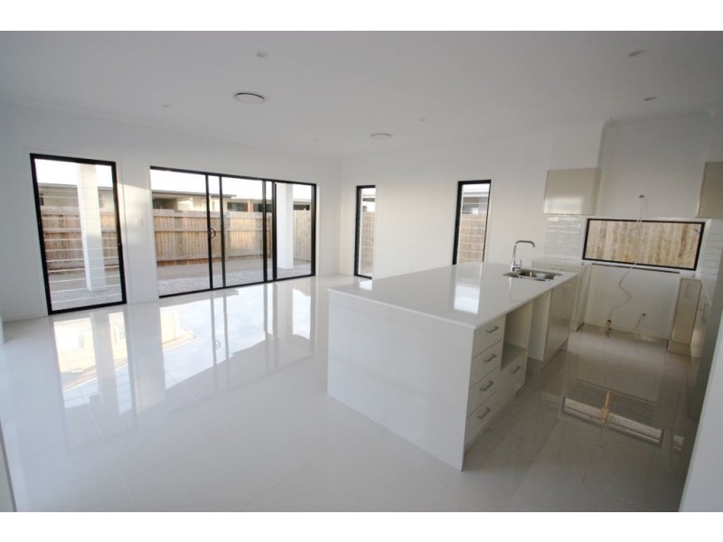 31 North Quay Circuit, Hope Island QLD 4212