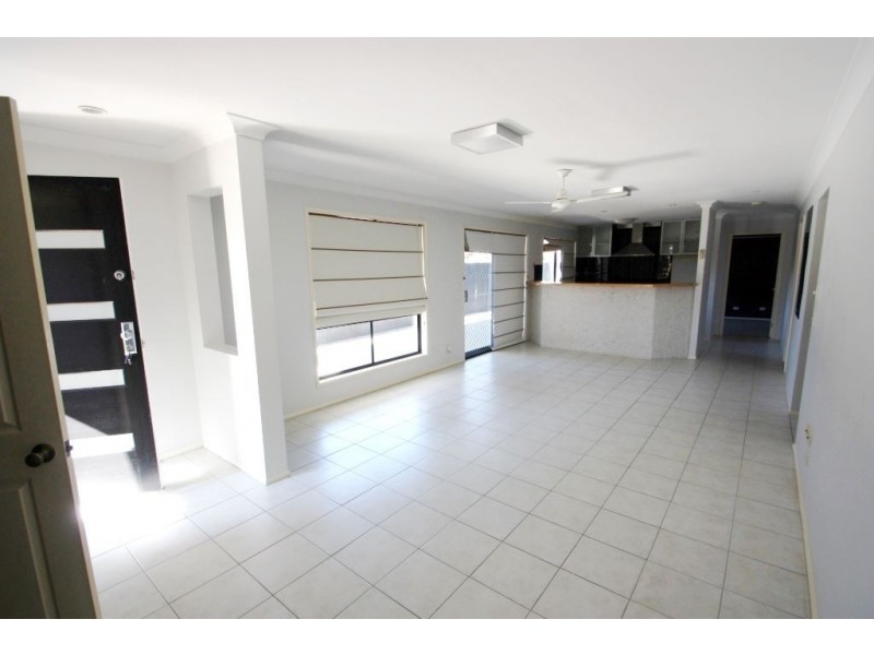 15 Hialeah Crescent, Helensvale QLD 4212