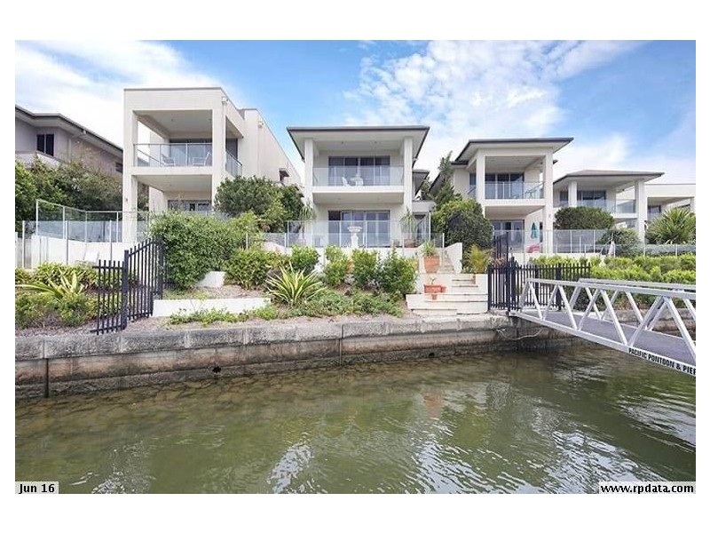 2243 Glengallon Way, Hope Island QLD 4212
