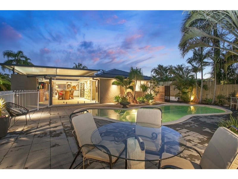 8 Hastings Crescent, Carrara QLD 4211