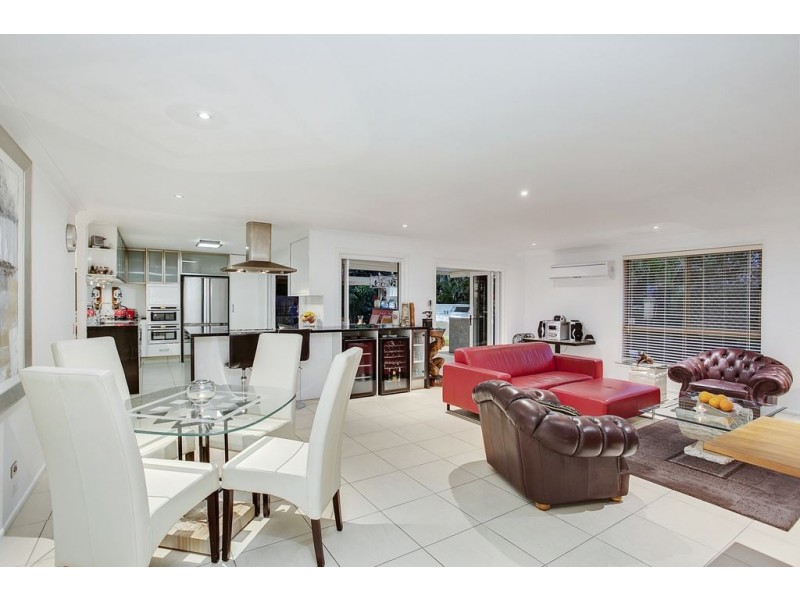 8 Hastings Crescent, Carrara QLD 4211