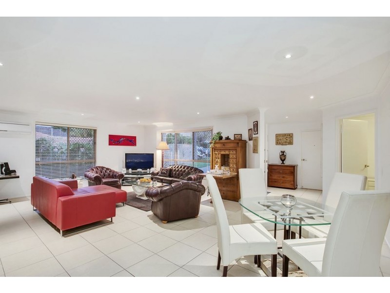 8 Hastings Crescent, Carrara QLD 4211