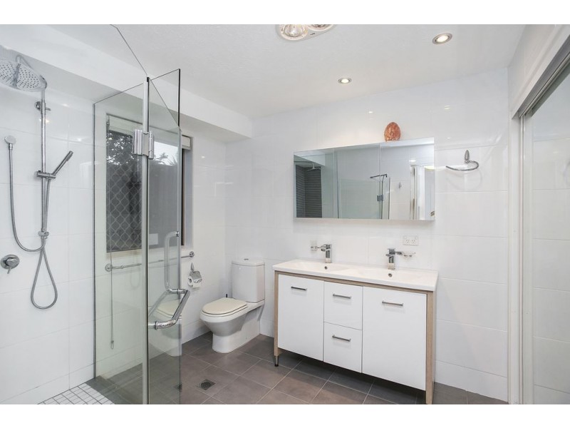 8 Hastings Crescent, Carrara QLD 4211