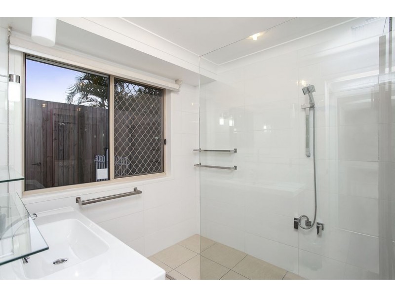 8 Hastings Crescent, Carrara QLD 4211