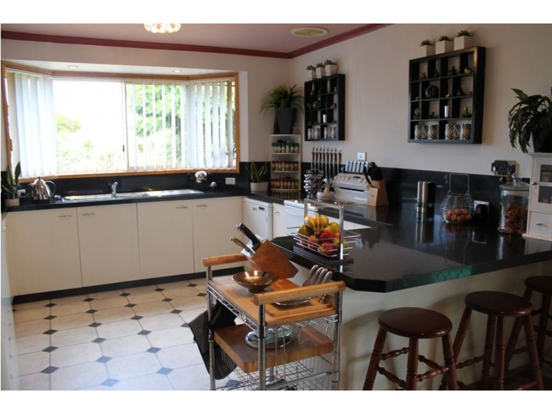 8 Sandy Point Avenue, Dodges Ferry TAS 7173