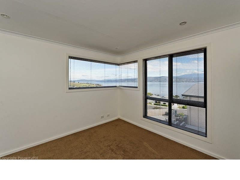 2/672 Oceana Drive, Tranmere TAS 7018