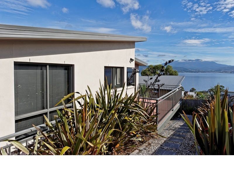 2/672 Oceana Drive, Tranmere TAS 7018