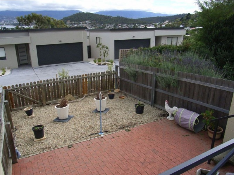 2/110 Malunna Road, Lindisfarne TAS 7015