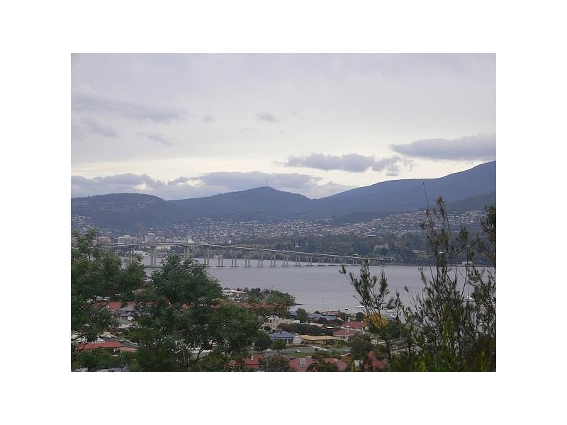 114A and B Karoola Road, Lindisfarne TAS 7015