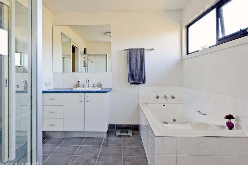 2/75 Hillcrest Road, Tolmans Hill TAS 7007