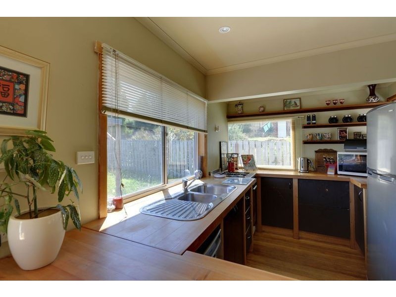 10 Cedar Street, Lindisfarne TAS 7015