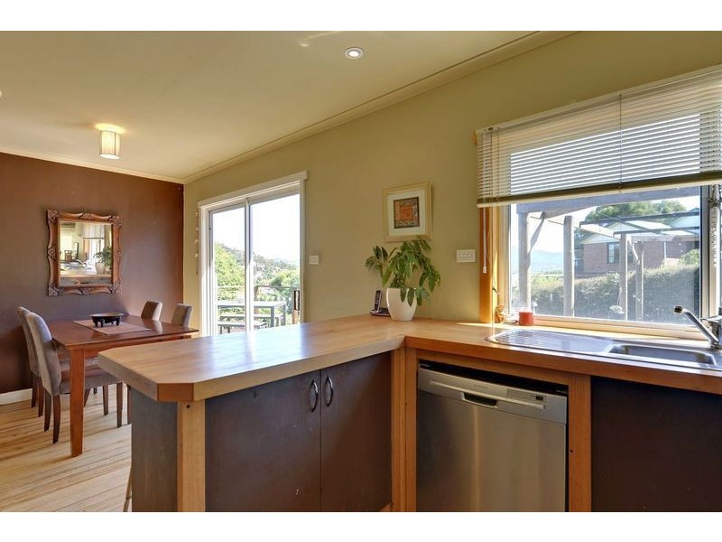 10 Cedar Street, Lindisfarne TAS 7015