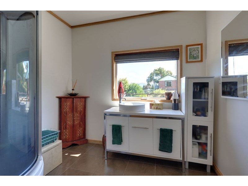 10 Cedar Street, Lindisfarne TAS 7015