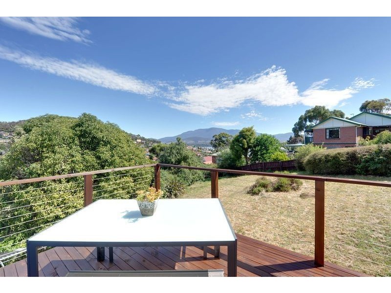 10 Cedar Street, Lindisfarne TAS 7015