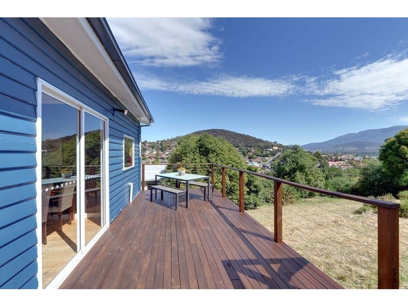 10 Cedar Street, Lindisfarne TAS 7015