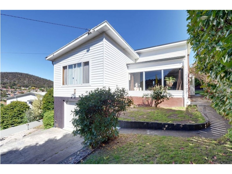 10 Cedar Street, Lindisfarne TAS 7015