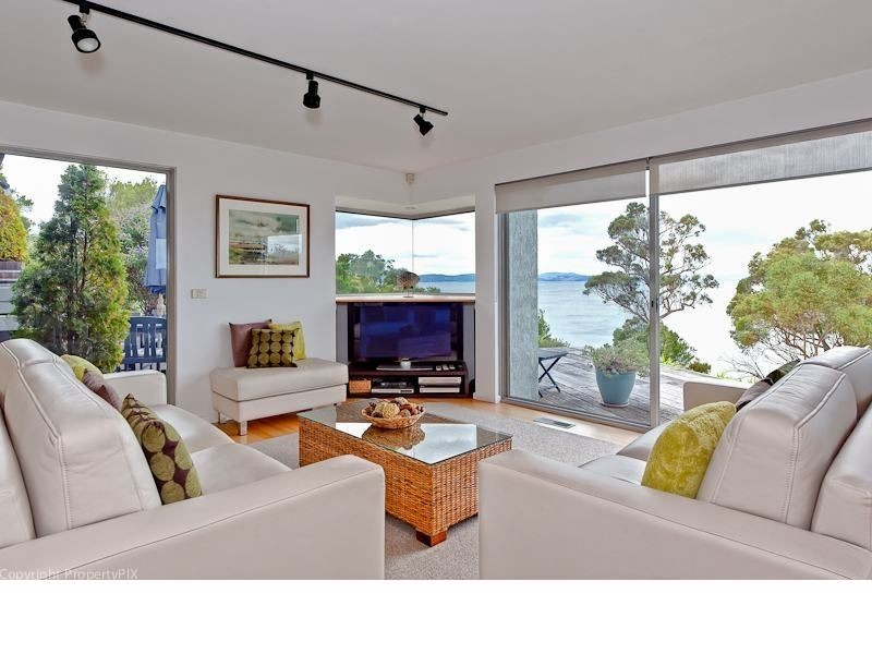 15 Kirra Road, Roches Beach TAS 7170