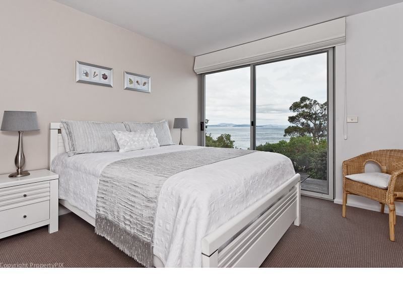 15 Kirra Road, Roches Beach TAS 7170