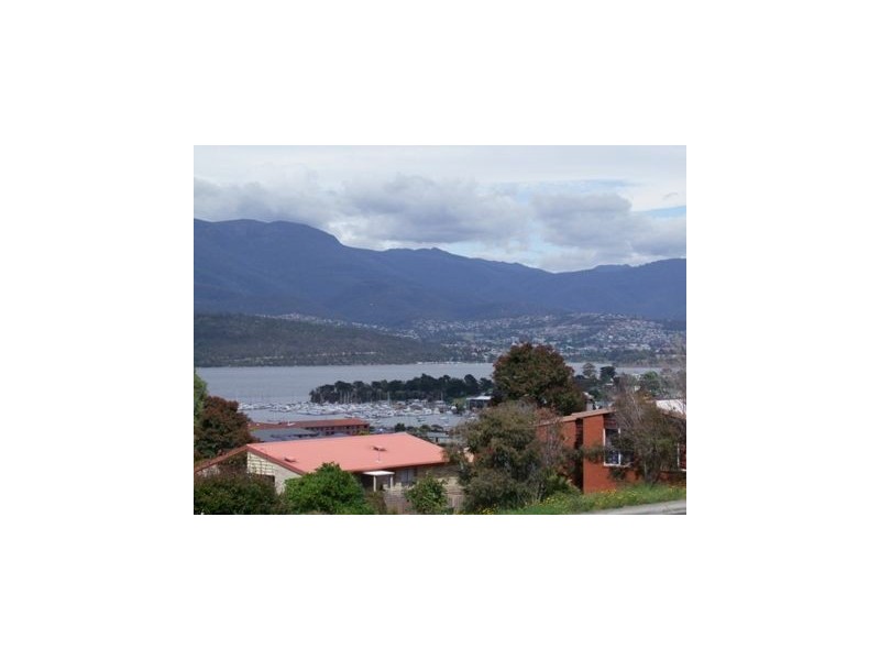 Unit 1/18 Excalibur Place, Lindisfarne TAS 7015