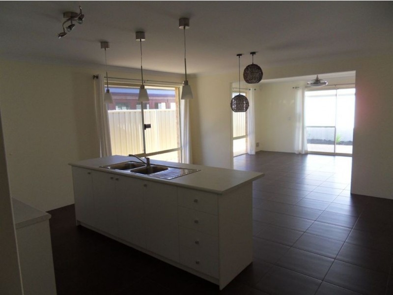 4 Dafodil Road, Canning Vale WA 6155