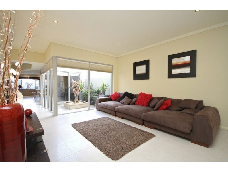 6B Tweeddale Road, Applecross WA 6153