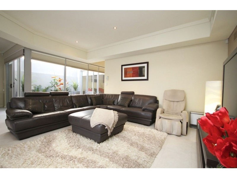 6B Tweeddale Road, Applecross WA 6153