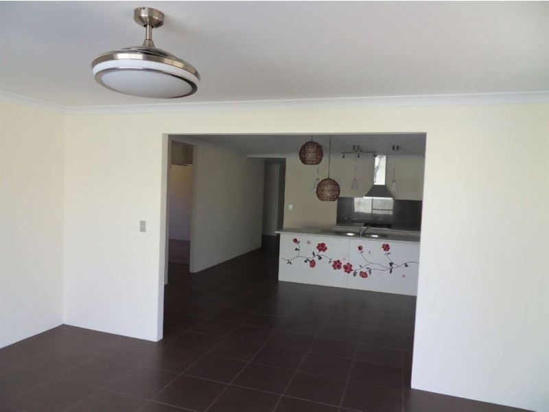 4 Daffodil Road, Canning Vale WA 6155