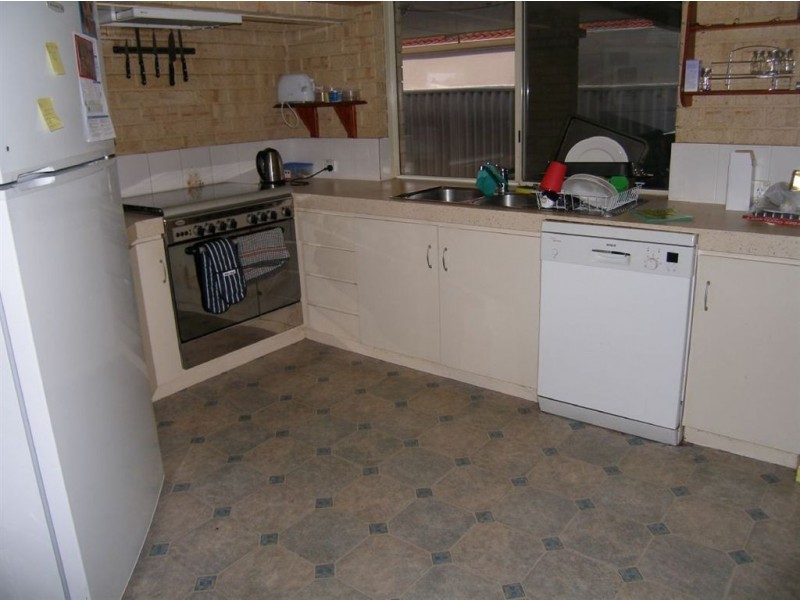 137 Seville Drive, Seville Grove WA 6112