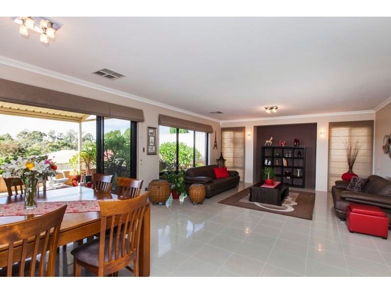 8 Royale Way, Bibra Lake WA 6163