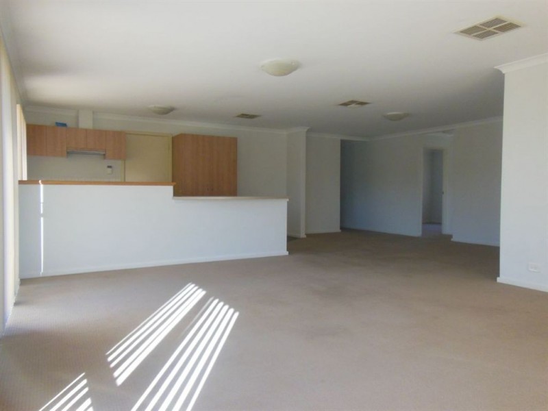 16 Fallon Place, Seville Grove WA 6112