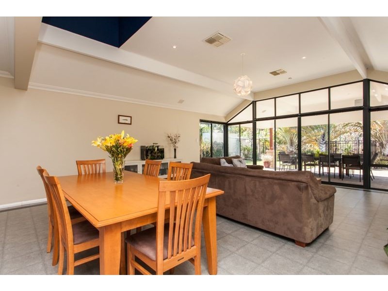 11 Provincial Mews, Bibra Lake WA 6163