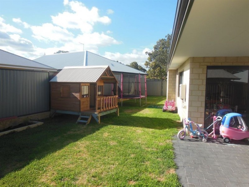 15 Barraberry Way, Byford WA 6122