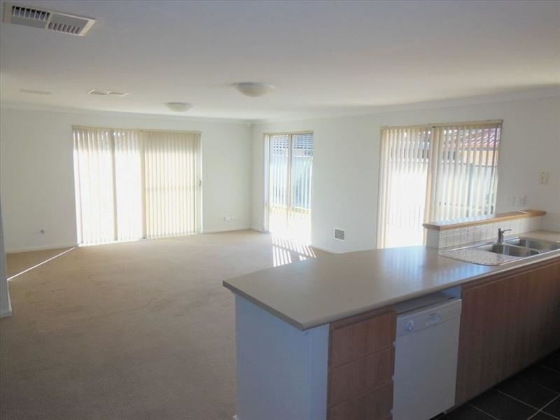 16 Fallon Place, Seville Grove WA 6112