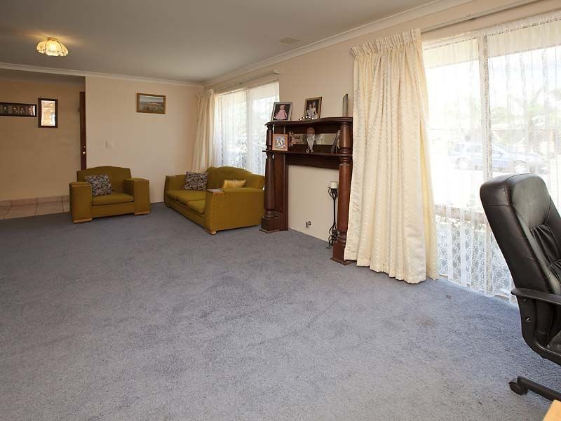 5 Lorrikeet Grove, Brookdale WA 6112