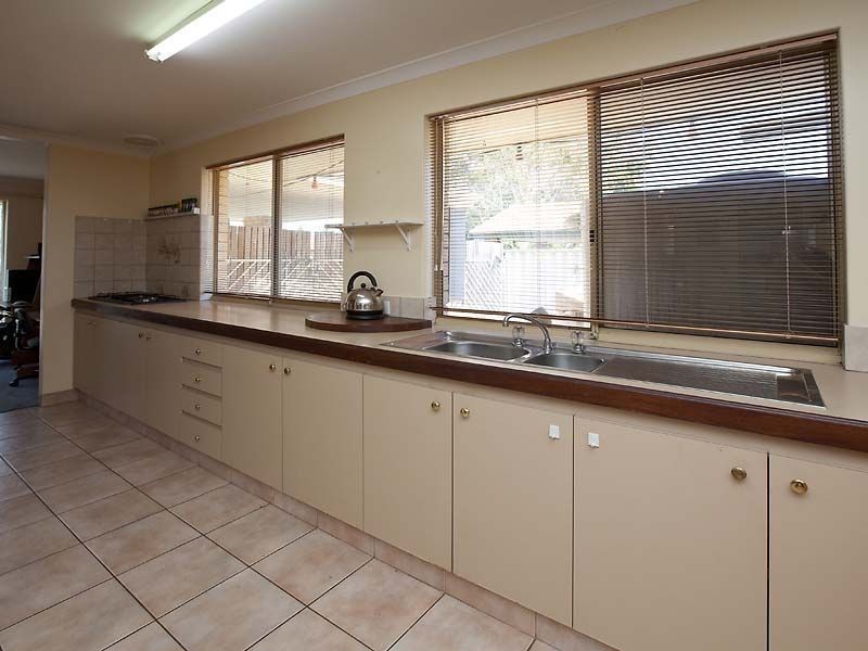 5 Lorrikeet Grove, Brookdale WA 6112