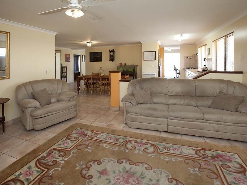 5 Lorrikeet Grove, Brookdale WA 6112