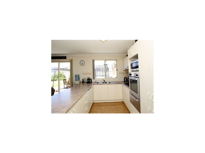 16 Barracoota Crescent, Aldinga Beach SA 5173