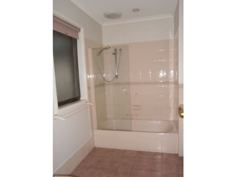 70 Nanworen Crescent, Bell Park VIC 3215