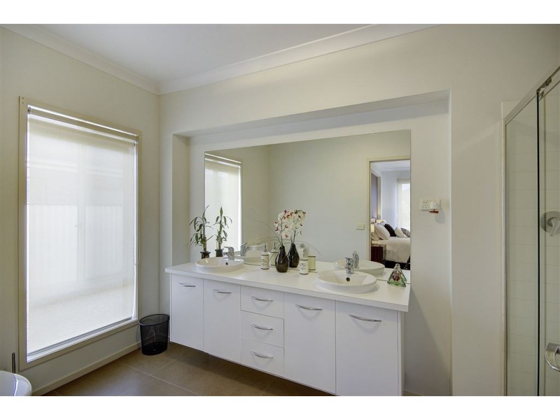 6 Hipwell Court, Lovely Banks VIC 3221