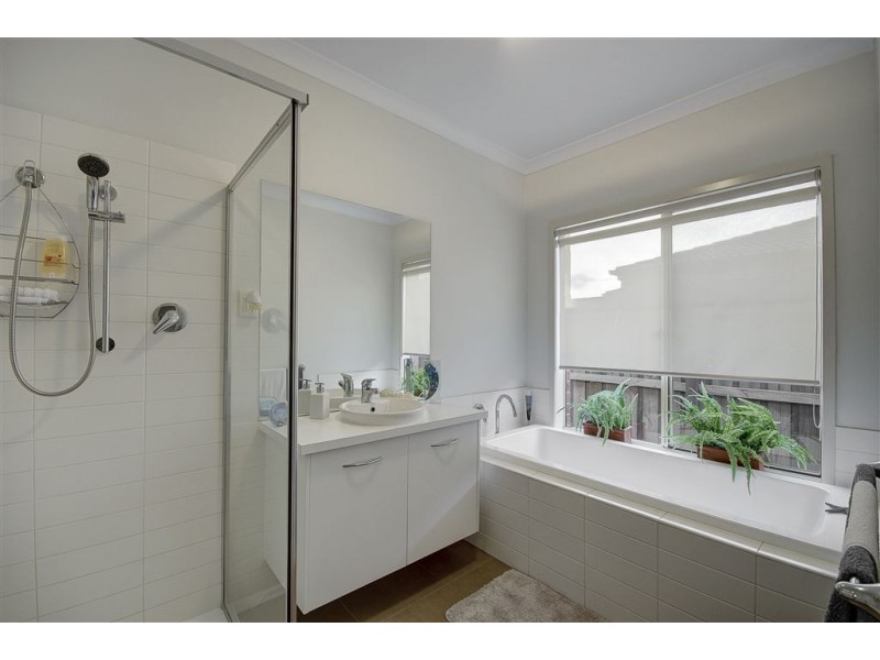 6 Hipwell Court, Lovely Banks VIC 3221