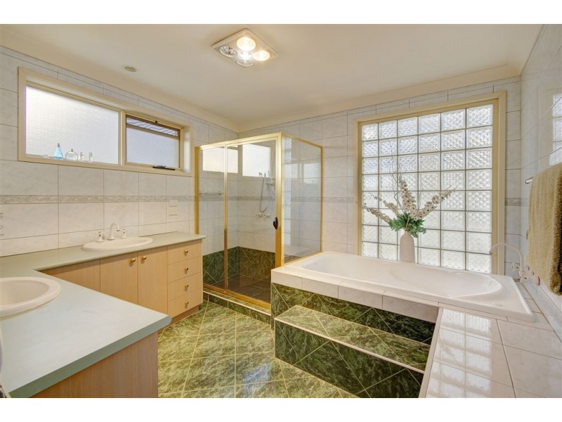 3 Shaw Close, Bell Post Hill VIC 3215