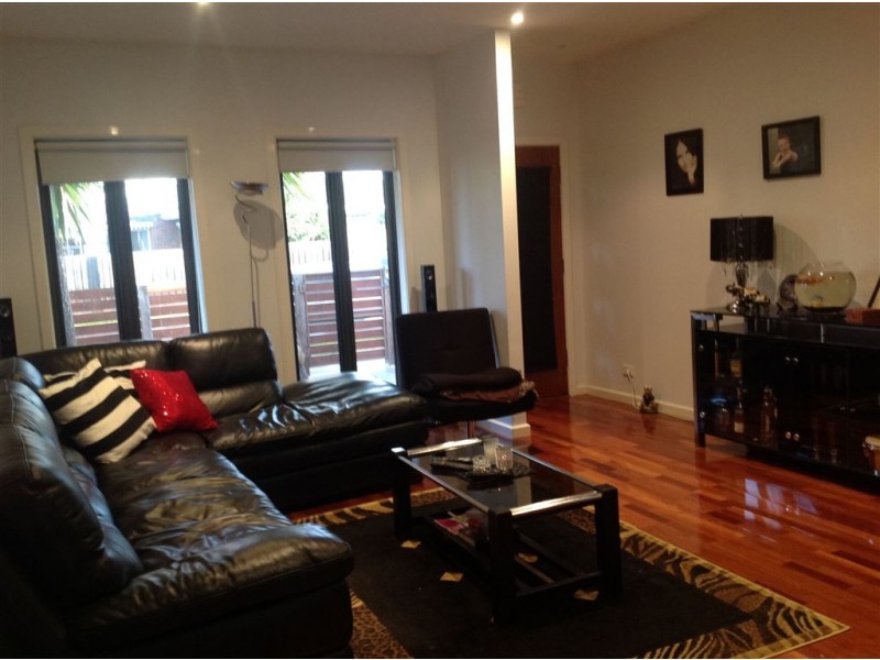 1a Pine Ave, North Shore VIC 3214