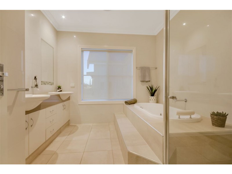 40 Eva Place, Lovely Banks VIC 3221