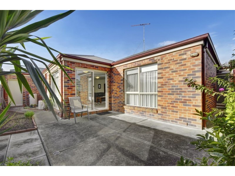 2/94 Vines Road, Hamlyn Heights VIC 3215
