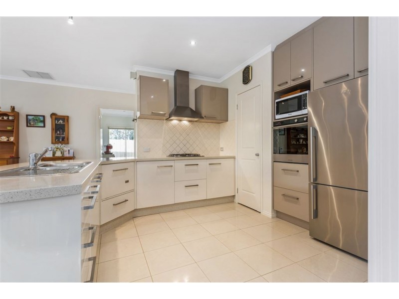 8 Rowe Street, Hamlyn Heights VIC 3215