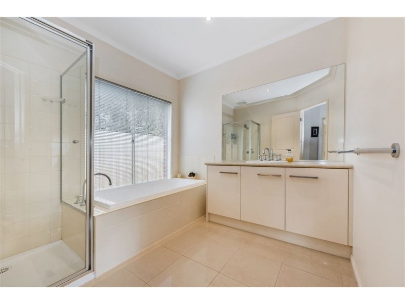 8 Rowe Street, Hamlyn Heights VIC 3215