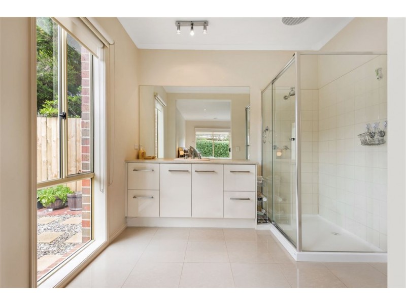 8 Rowe Street, Hamlyn Heights VIC 3215